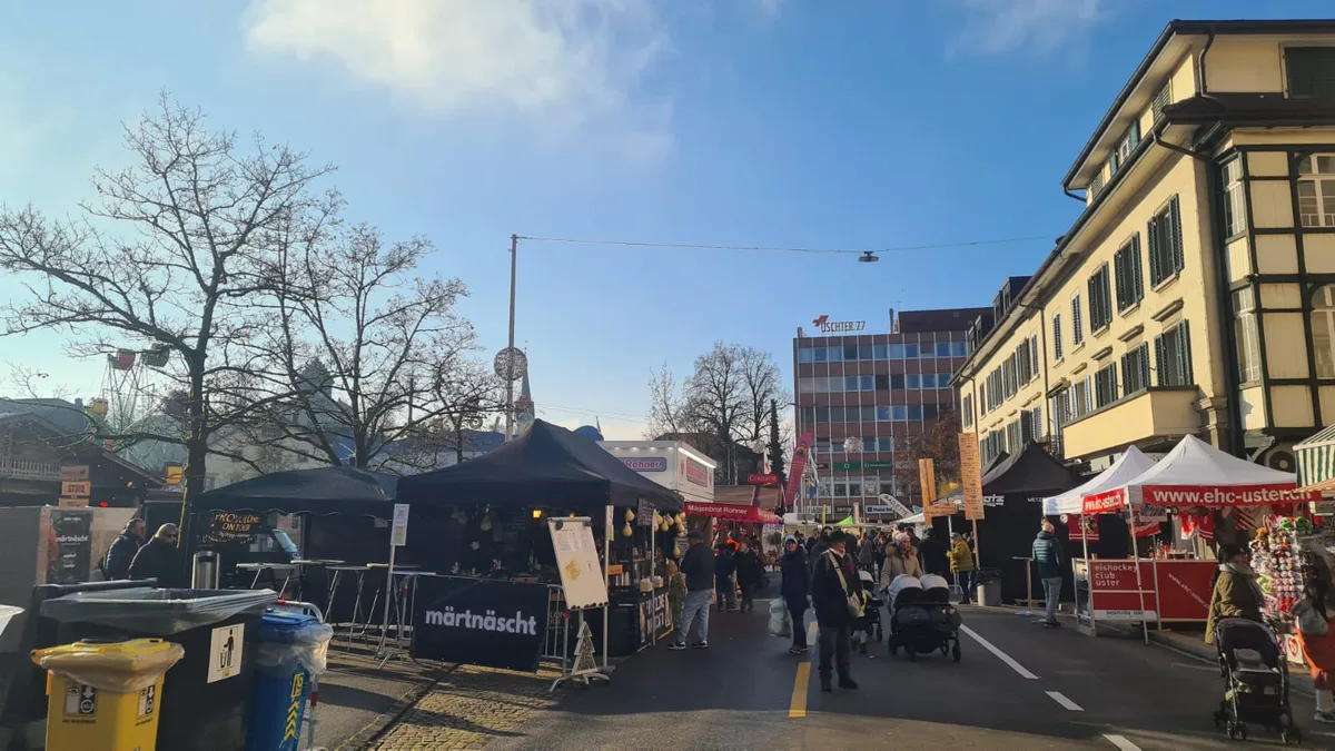 Man sieht den Uster Märt bei Sonnenschein.